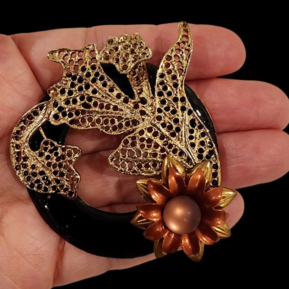 Vintage filigree brooch pin black gold flower leaf gold tone  A0220